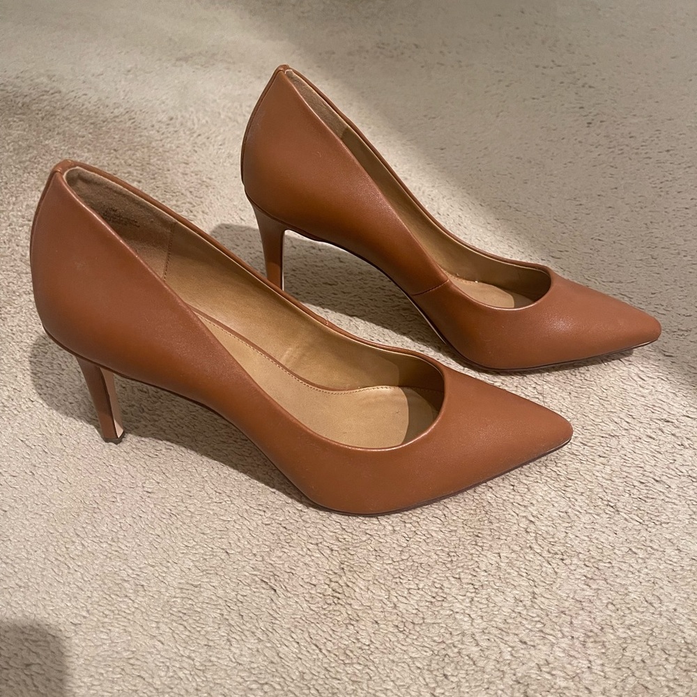 Brand new Womens tan heels